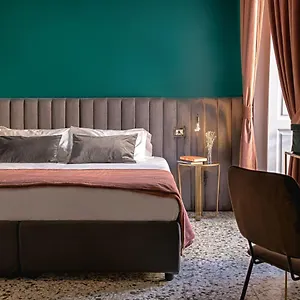 https://quatrum-napoli.hotels-amalfi.com